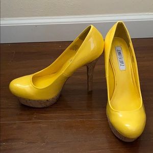 Jennifer Lopez Yellow platform pumps💛👠